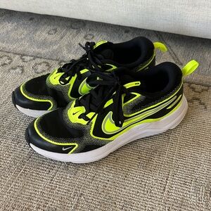 Nike Kids Black and Neon Green Sneakers